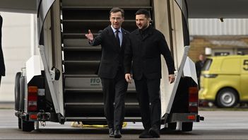 Statsminister Ulf Kristersson (M) tar emot Ukrainas president Volodymyr Zelenskyj för ett möte i Linköping på onsdagen. Ledarna väntas diskutera Rysslands anfallskrig mot Ukraina och det bilaterala försvarssamarbetet mellan Sverige och Ukraina. Fredrik Sandberg/TT
