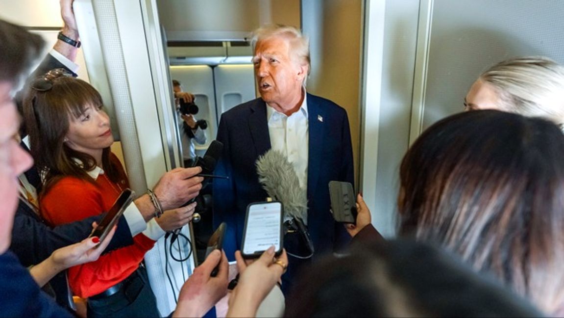 Donald Trump under en presstillgänglighet inne i Air Force One. Foto: AP