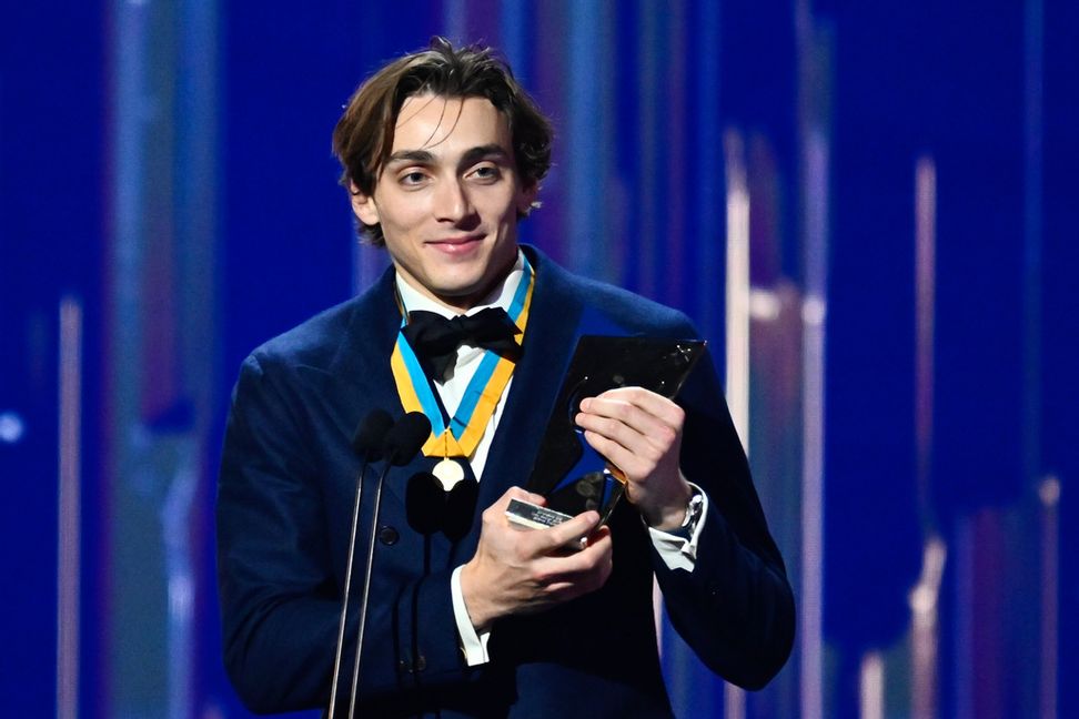 Armand Duplantis tog emot priset för årets manliga idrottare under Idrottsgalan i går. Efteråt blev han intervjuad av Olle Palmlöf. Foto: Anders Wiklund/TT