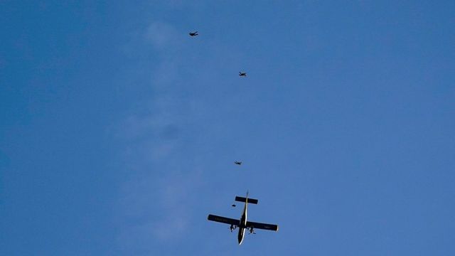 Fallskärmshoppare vid Kapitolium. Foto: Alex Brandon