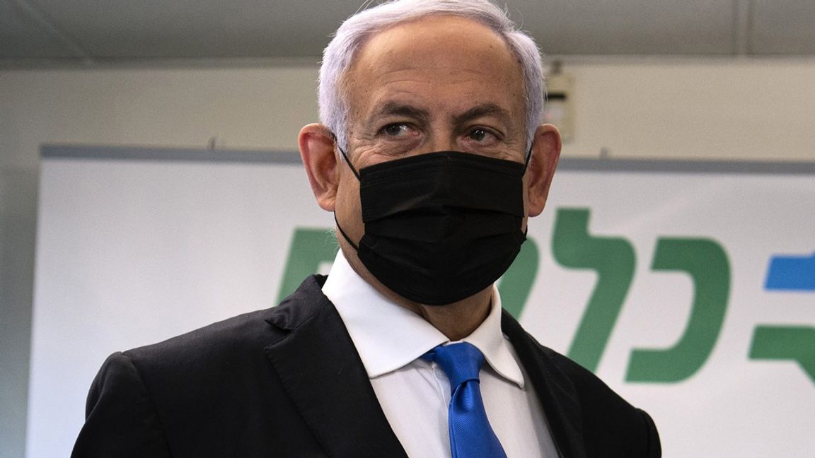Benjamin Netanyahu när han besöker en vaccinationsklinik.
Foto: Gil Eliyahu/AP