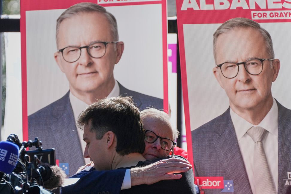 Australiens premiärminister Anthony Albanese och Labor vinner helgens val, enligt vallokalsundersökningarna. Här omfamnar Albanese sin son vid en vallokal i Sydney på lördagen. Rick Rycroft/AP/TT