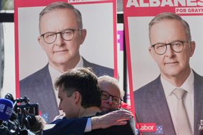 Australiens premiärminister Anthony Albanese och Labor vinner helgens val, enligt vallokalsundersökningarna. Här omfamnar Albanese sin son vid en vallokal i Sydney på lördagen. Rick Rycroft/AP/TT