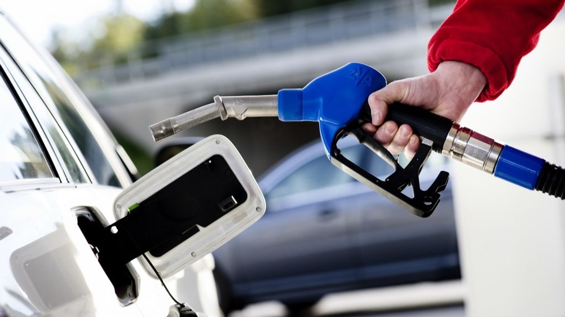 Priset på bland annat bensin och diesel höjs. Arkivbild. Foto: Pontus Lundahl/TT