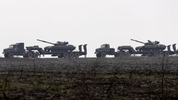 Ukrainska stridsvagnar som transporterades till Luhansk-regionen i Ukraina just före jul. Foto: Andriy Dubchak