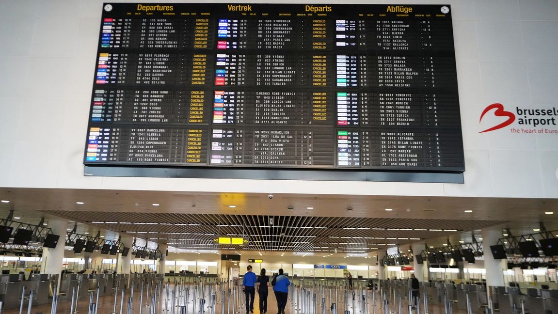 Zaventem airport i Bryssel. Belgien stänger sitt luftrum efter drönarlarm, vilket innebär att all flygtrafik tillfälligt stoppas. Foto: Virginia Mayo/AP/TT