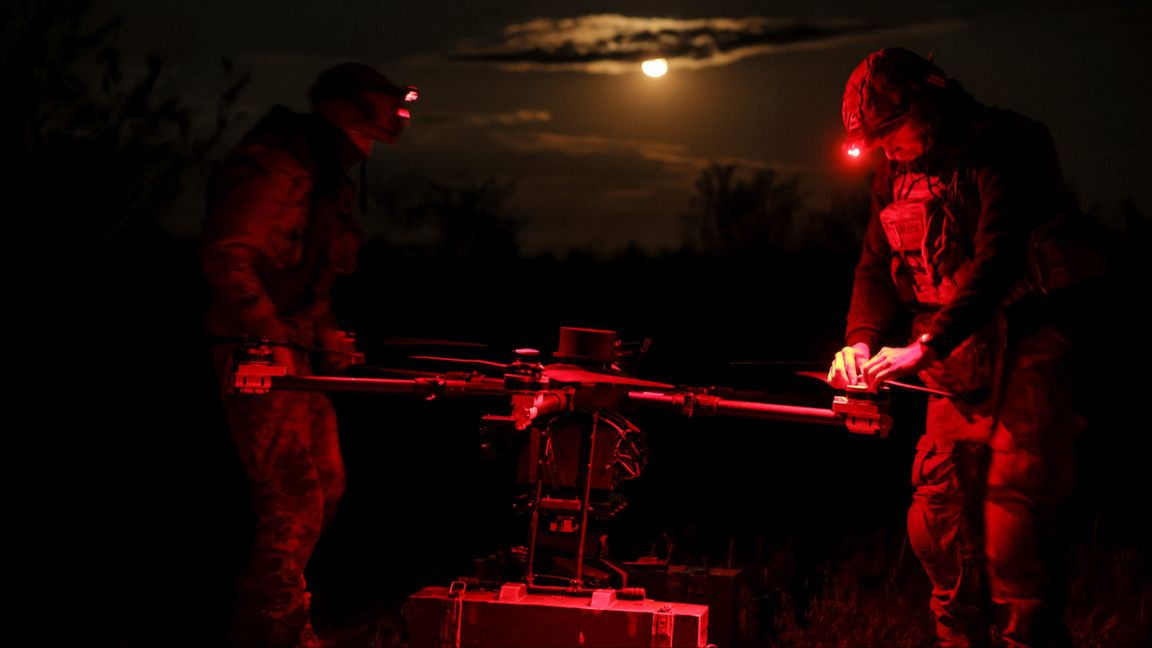 Ukrainska soldater förbereder en Kazjan-drönare som kan leverera förnödenheter och tunga bomber för uppdrag vid frontlinjen vid Tjasiv jar i Donetskregionen torsdagen den 15 maj 2025. Foto: Oleg Petrasiuk/Ukrainas 24:e mekaniserade brigad via AP
