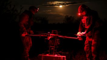 Ukrainska soldater förbereder en Kazjan-drönare som kan leverera förnödenheter och tunga bomber för uppdrag vid frontlinjen vid Tjasiv jar i Donetskregionen torsdagen den 15 maj 2025. Foto: Oleg Petrasiuk/Ukrainas 24:e mekaniserade brigad via AP