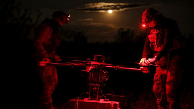 Ukrainska soldater förbereder en Kazjan-drönare som kan leverera förnödenheter och tunga bomber för uppdrag vid frontlinjen vid Tjasiv jar i Donetskregionen torsdagen den 15 maj 2025. Foto: Oleg Petrasiuk/Ukrainas 24:e mekaniserade brigad via AP