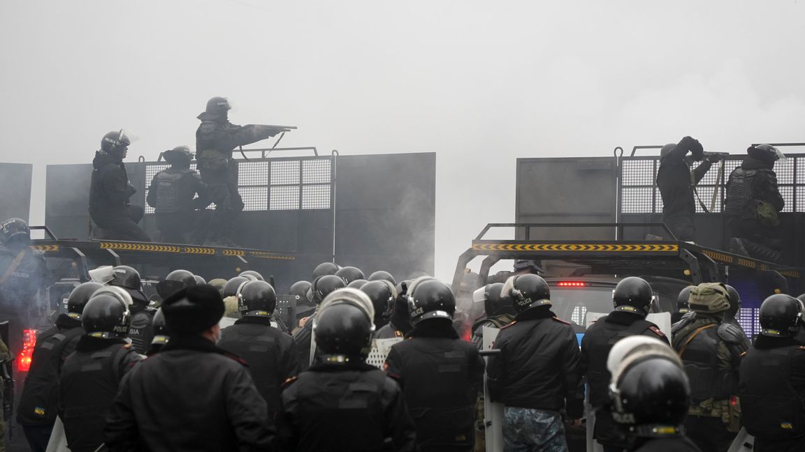 Kravallpolis blockerar en gata för att stoppa demonstranter under en protest i Almaty, Kazakstan. Foto: Vladimir Tretyakov/AP/TT