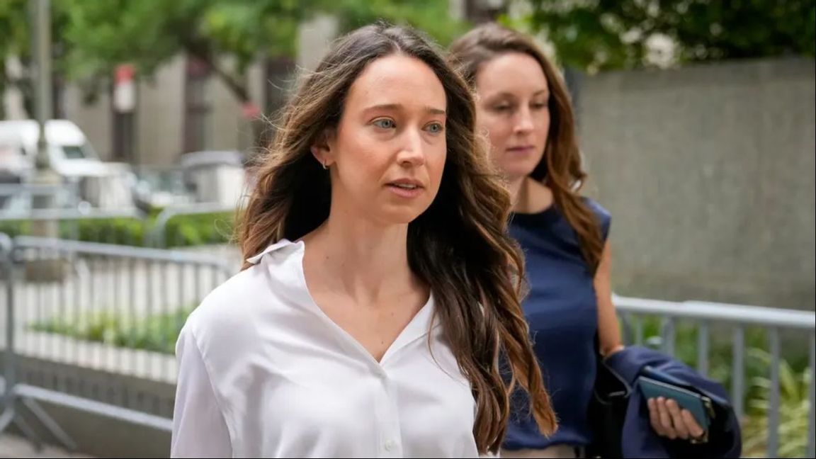 Charlie Javice på väg in till rättegången där hon anklagas för att ha lurat JPMorgan på 175 miljoner dollar. Foto: TT