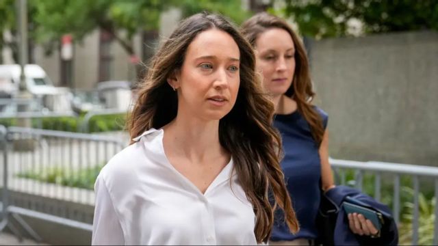 Charlie Javice på väg in till rättegången där hon anklagas för att ha lurat JPMorgan på 175 miljoner dollar. Foto: TT