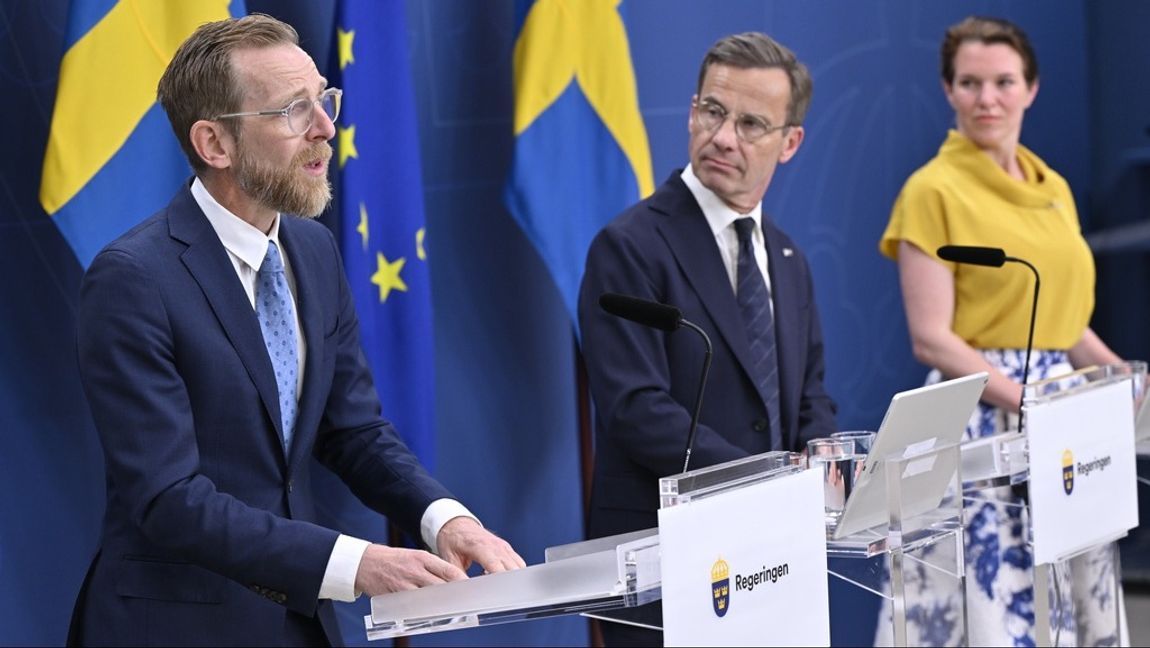 Statsminister Ulf Kristersson (M), socialminister Jakob Forssmed (KD) och Liberalernas gruppledare Lina Nordquist (L) håller pressträff för att presentera regeringens kommande lagrådsremiss om gårdsförsäljning av alkoholdrycker. Foto: Henrik Montgomery/TT