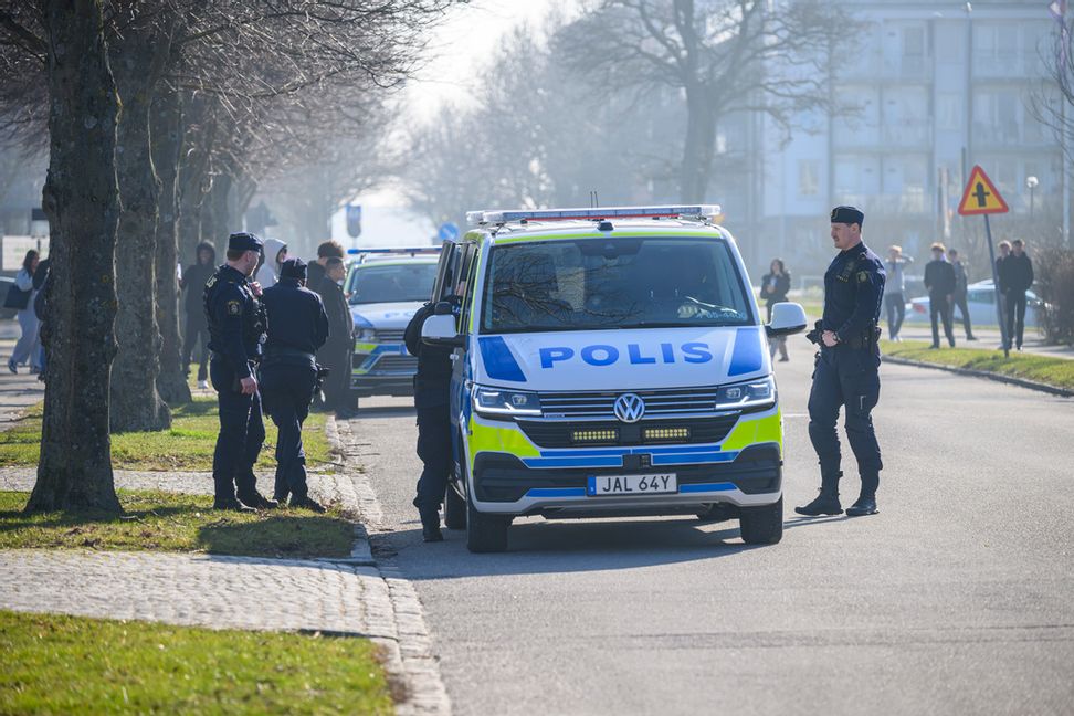 Polisen på plats vid en gymnasieskola i Malmö. Foto: Johan Nilsson/TT