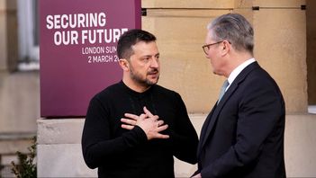 President Volodymyr Zelenskyj välkomnas av den brittiske premiärministern Keir Starmer. Christophe Ena/AP/TT