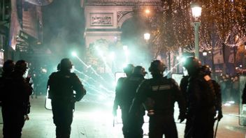 Kravaller vid Triumbågen i Paris i lördags kväll efter att Marocko vunnit en match Foto: Poitout Florian/ABACA/Shutterstock/TT