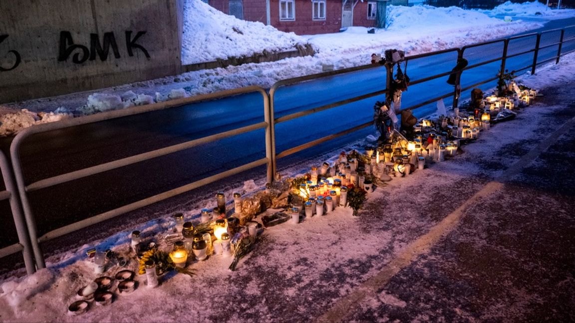 Blommor, ljus och föremål på minnesplatsen där Jakob avled. Foto: Johan Nilsson/TT.