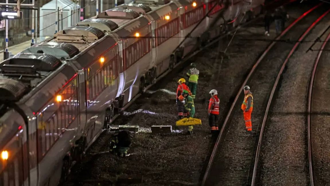 Utryckningspersonal vid det drabbade tåget på Huntingdons station lördag kväll Foto: Chris Radburn/AP/TT