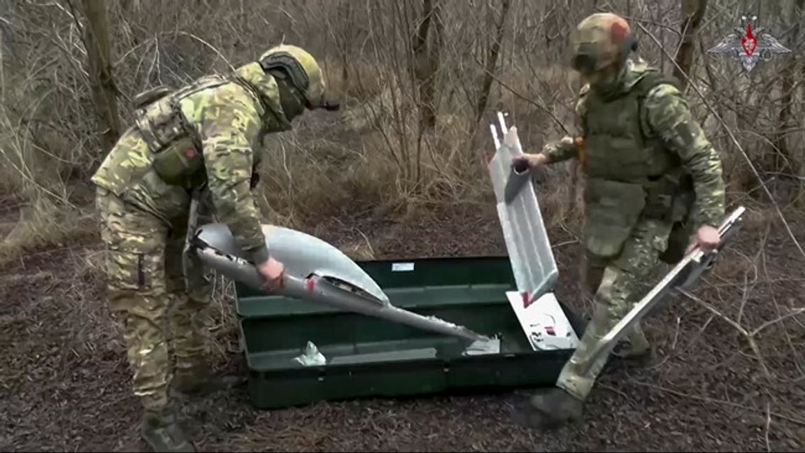 Ryska soldater gör i ordning en drönare. Arkivbild. Foto: AP/Ryska militären
