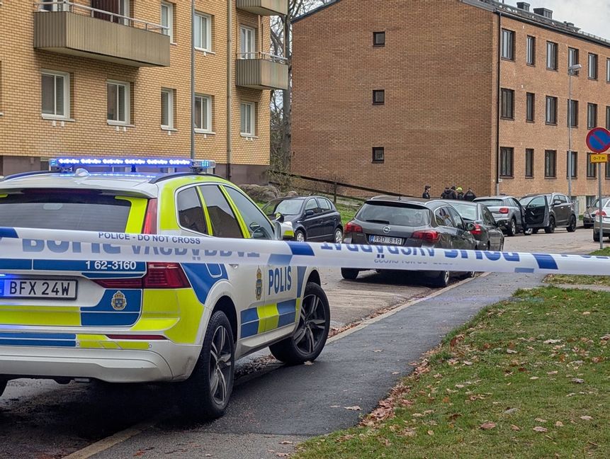 Polisens avspärrningar efter ett knivdåd i Karlskrona. En kvinna har avlidit, meddelar polisen. Foto: Suzanne Wernersson/Linslusfoto/TT