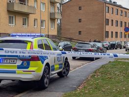 Polisens avspärrningar efter ett knivdåd i Karlskrona. En kvinna har avlidit, meddelar polisen. Foto: Suzanne Wernersson/Linslusfoto/TT
