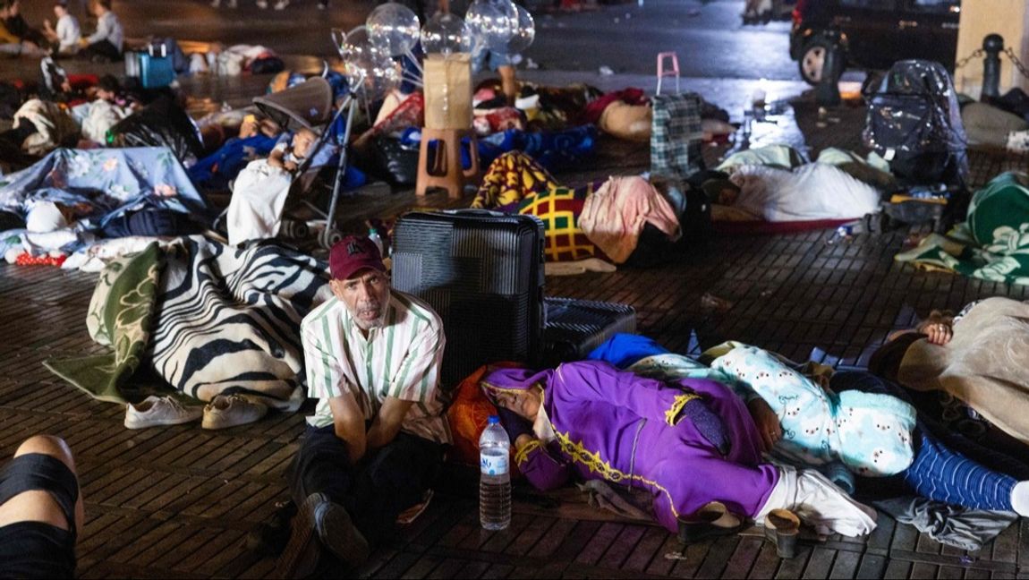 Boende tar skydd på ett torg i Marrakech efter skalvet i fredags kväll. Foto: Fadel Senna/AP/TT