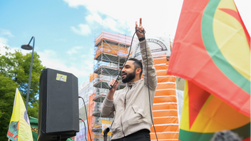 Daniel Riazat (V) talar under manifestationen mot Nato som arrangeras av nätverket Allians mot Nato i Stockholm. Foto: Maja Suslin