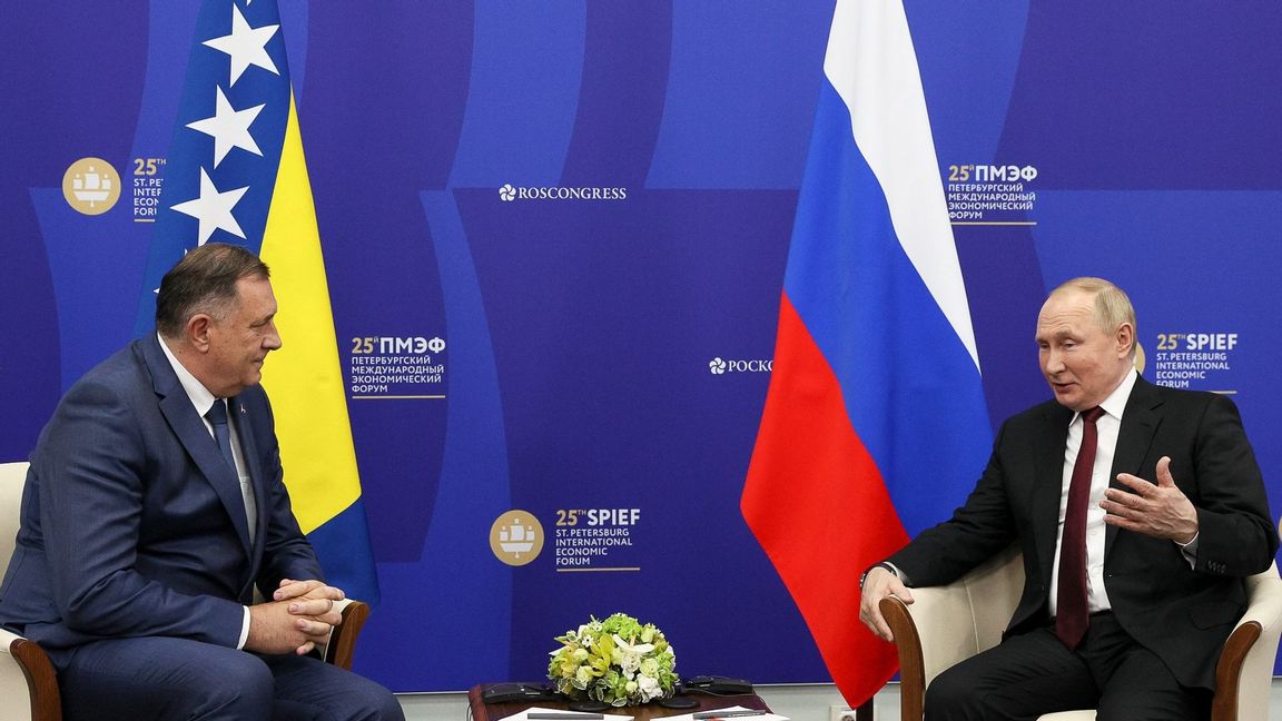 President Milorad Dodik och den ryske presidenten Vladimir Putin under Rysslands ekonomiska forum. Foto: Gavriil Grigorov/TAAS/AP/TT 