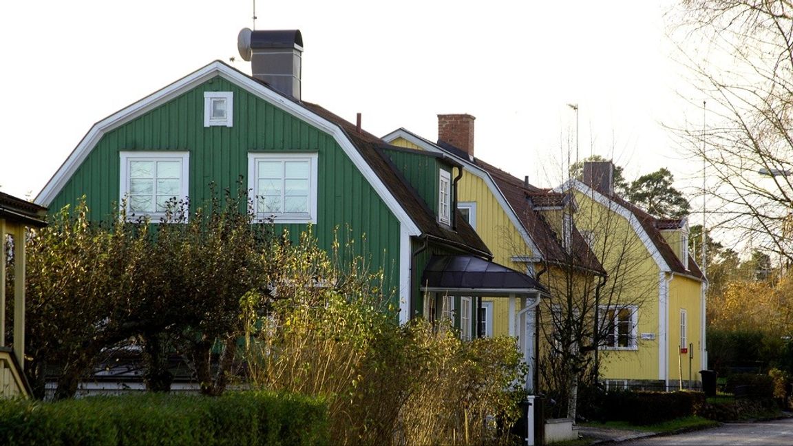 En mäklare i Stockholmsområdet döms för att ha lurat till sig miljoner från kunder. Arkivbild. Foto: HASSE HOLMBERG/TT