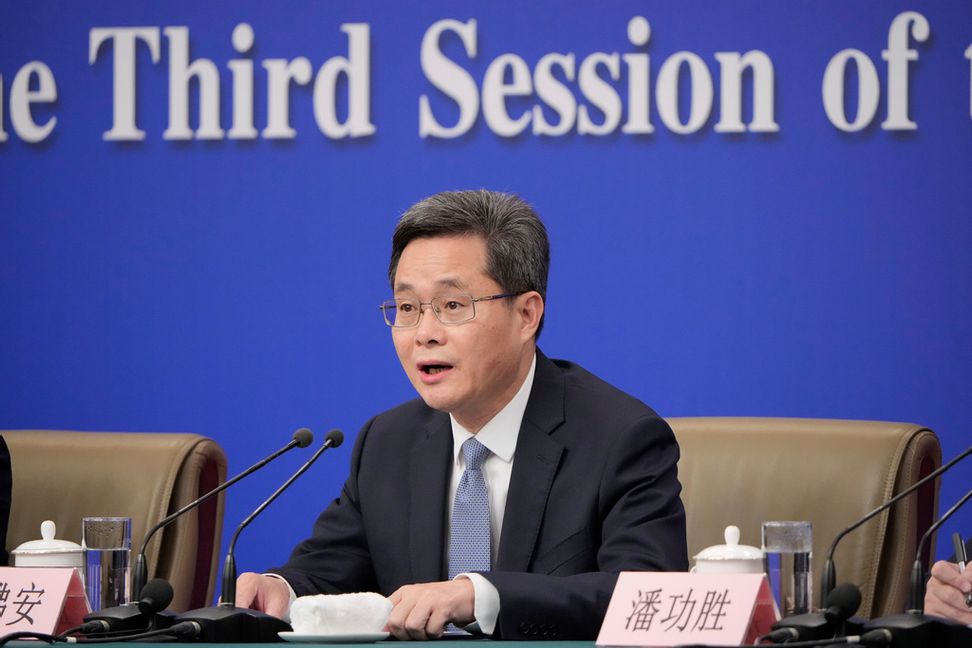 Kinas finansminister Lan Fo’an har slagit nytt kinesiskt rekord i budgetunderskott för perioden januari-april. Arkivbild. Foto: Vincent Thian AP/TT