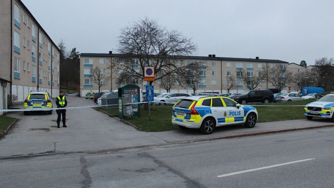 Polis på plats efter att flera skott avlossats in i en lägenhet i Sätra i södra Stockholm. I lägenheten låg en familj och sov. Tre män greps under natten misstänkta för mordförsök. Foto Marko Säävälä / TT