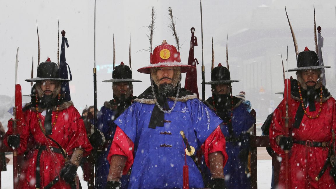 Vakter i snön utanför palatset Gyeongbokgung i Seoul. Foto: Ahn Young-joon/AP Photo/TT