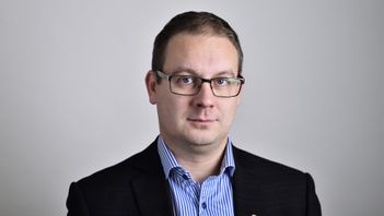 Ola Möller är riksdagsledamot för S. Han tror att det går att lösa gängkriminaliteten genom att statsministern ber folk sluta knarka. Men att statsministern inte vill för att då blir folk arga. Foto: Henrik Montgomery/TT