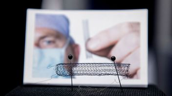 En stent i minnesmetall som utnyttjar stickningens möjlighet att repa upp sig. Foto: Adam Ihse/TT