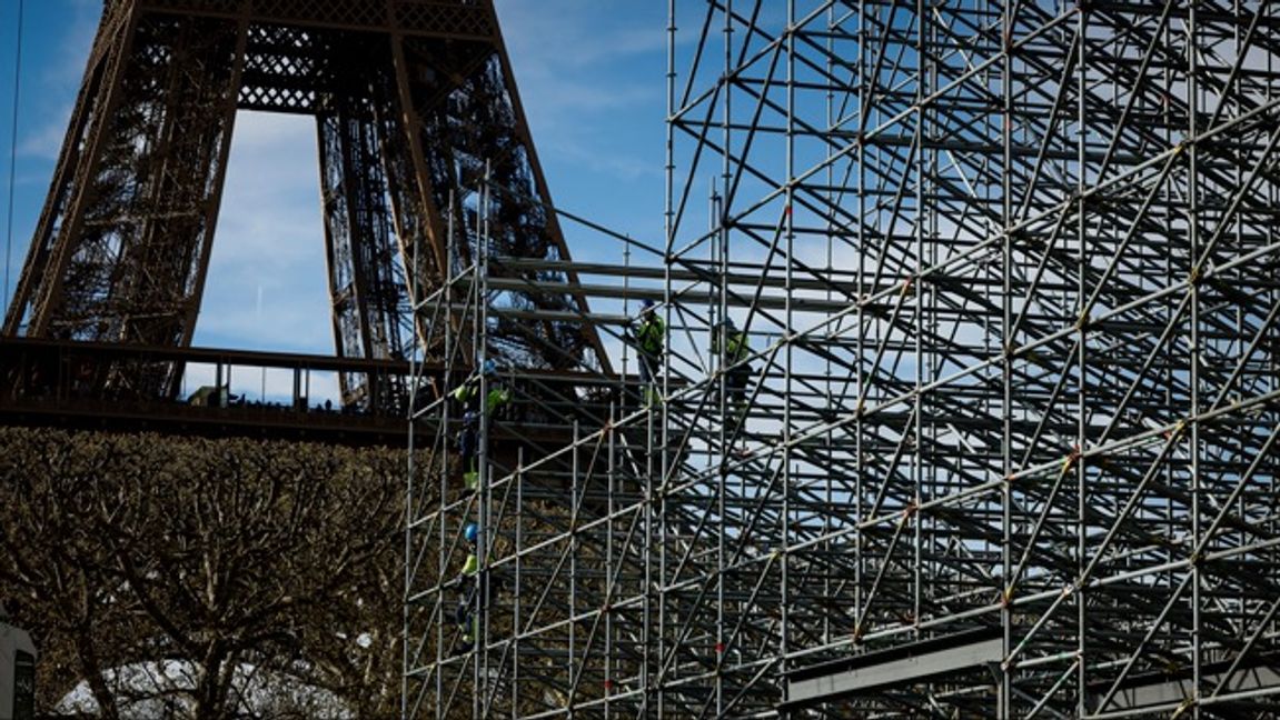 I Paris byggs det sista inför OS i sommar. Säkerhetsarbetet och förebyggandet av en terrorattack har höjts. Foto: AP