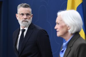 John Ahlberk blir ny generaldirektör för IVO, presenterar sjukvårdsminister Acko Ankarberg Johansson (KD) under en pressträff på måndagen. Lars Schröder/TT