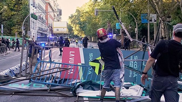 Bild från söndagens stormning av finalsträckan i Madrid. Bild: AP Photo/Andrea Comas