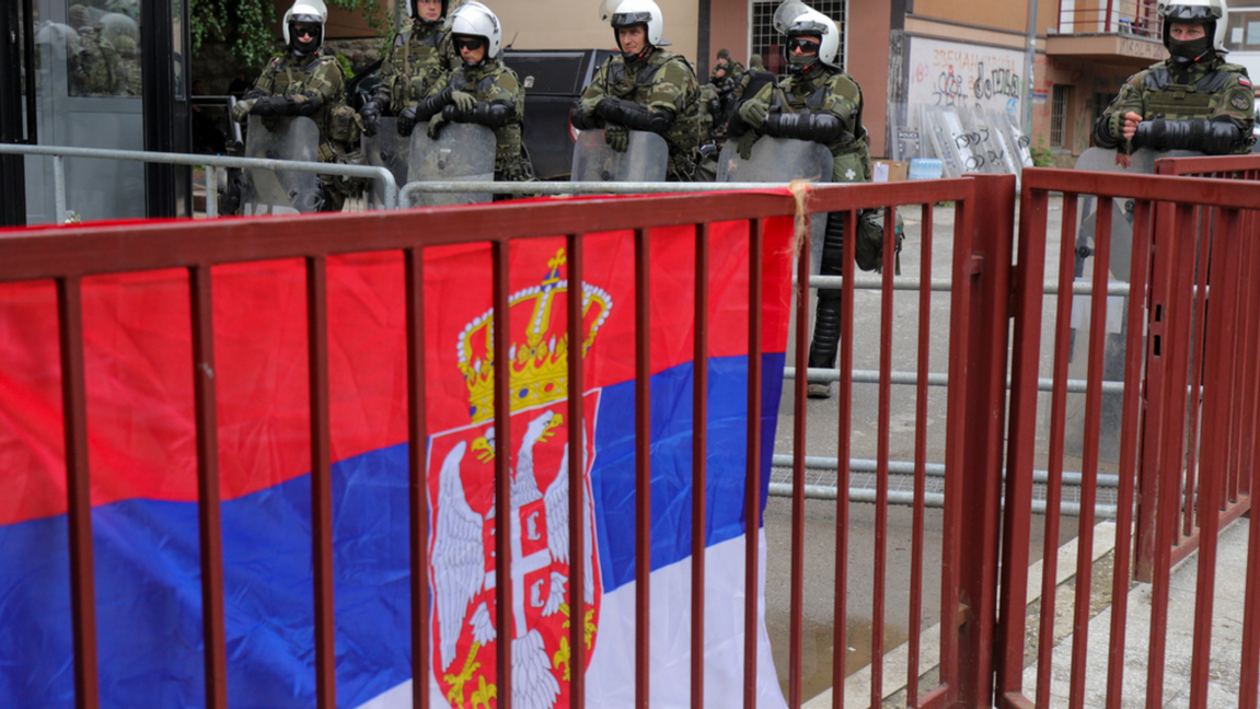 Serbiska flaggan i Kosovo. Foto: Bojan Slavkovic/AP/TT