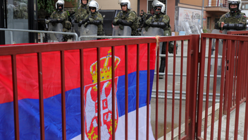 Serbiska flaggan i Kosovo. Foto: Bojan Slavkovic/AP/TT