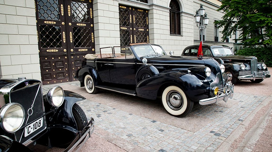 Hur kan kungens gamla bilar möta moderna miljökrav? Bilden är från en utställning i Oslo 2016, med en Volvo 652 från 1930 närmast, den kända Buick Roadmastern från 1939 i mitten och en A-4 Packard 1942 till höger. Foto: Heiko Junge/NTB/TT