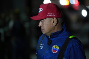 Venezuelas inrikesminister Diosdado Cabello tog emot ett flyg med utvisade migranter i februari. Foto: Ariana Cubillos/AP/TT