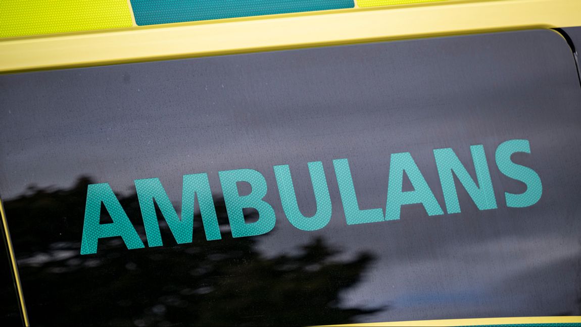 Ambulans är på plats vid skolan. Arkivbild. Johan Nilsson/TT