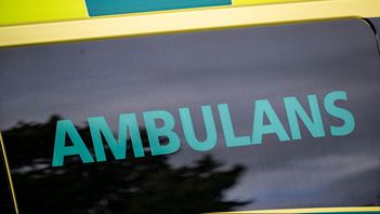 Ambulans är på plats vid skolan. Arkivbild. Johan Nilsson/TT