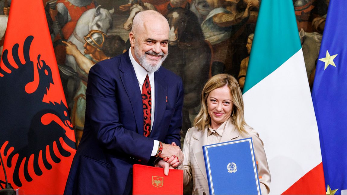 Albaniens premiärminister Edi Rama och Italiens Giorgia Meloni undertecknade ett avtal om italiensk migrationshantering på albanskt territorium i november 2023. Foto: Roberto Monaldo/La Presse/AP/TT