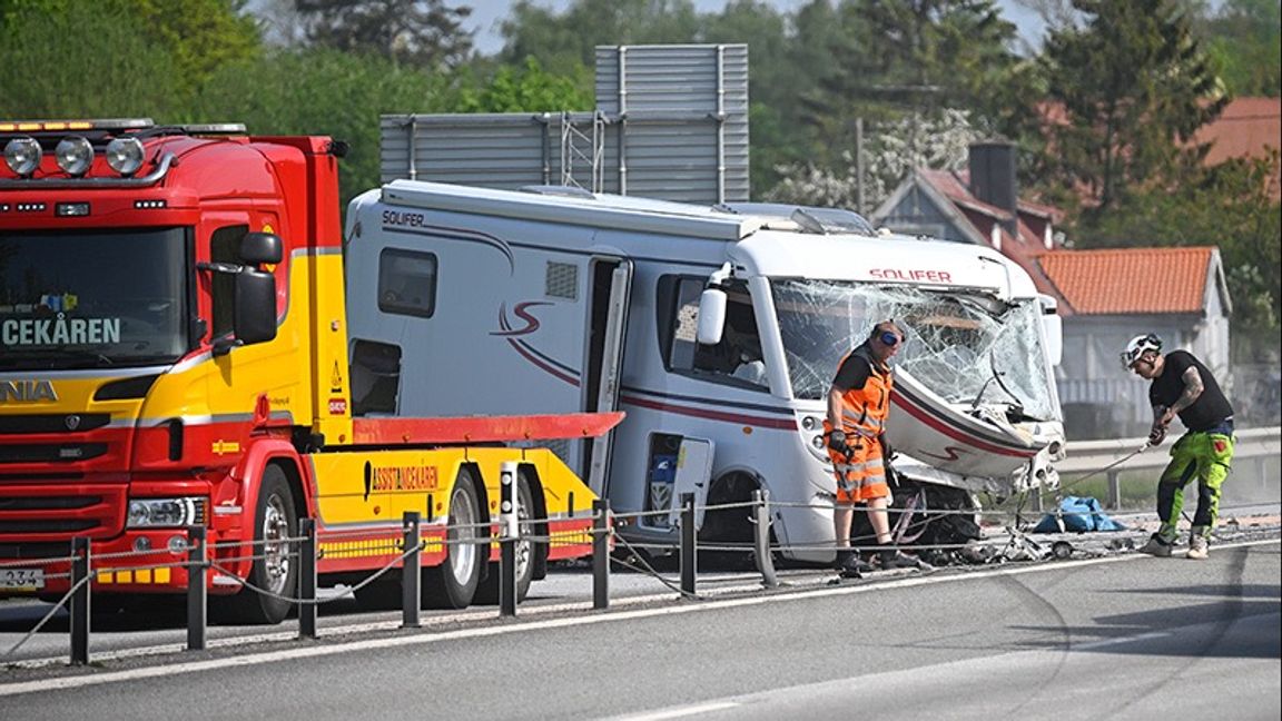 Våldsam krock mellan en personbil och en husbil på riksväg 21 vid Önnestad. Foto: Johan Nilsson/TT