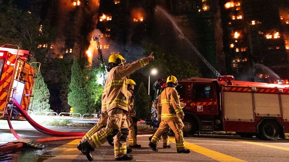 Brandmän har arbetat hela natten i Hongkong för att få kontroll över den kraftiga branden i ett bostadskomplex mellan centrala Hongkong och gränsen mot Kina. Foto: Chan Long Hei/AP/TT