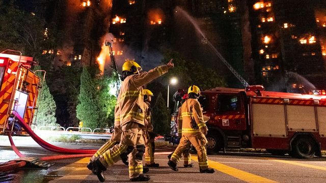 Brandmän har arbetat hela natten i Hongkong för att få kontroll över den kraftiga branden i ett bostadskomplex mellan centrala Hongkong och gränsen mot Kina. Foto: Chan Long Hei/AP/TT