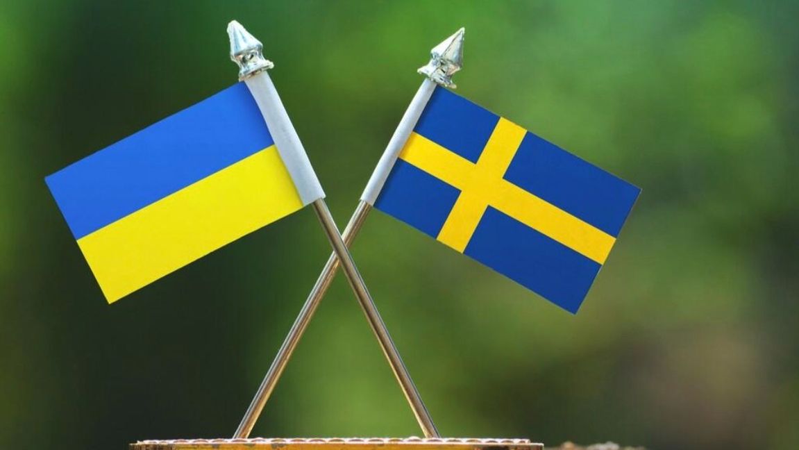 Ukrainas och Sveriges flaggor i förening.