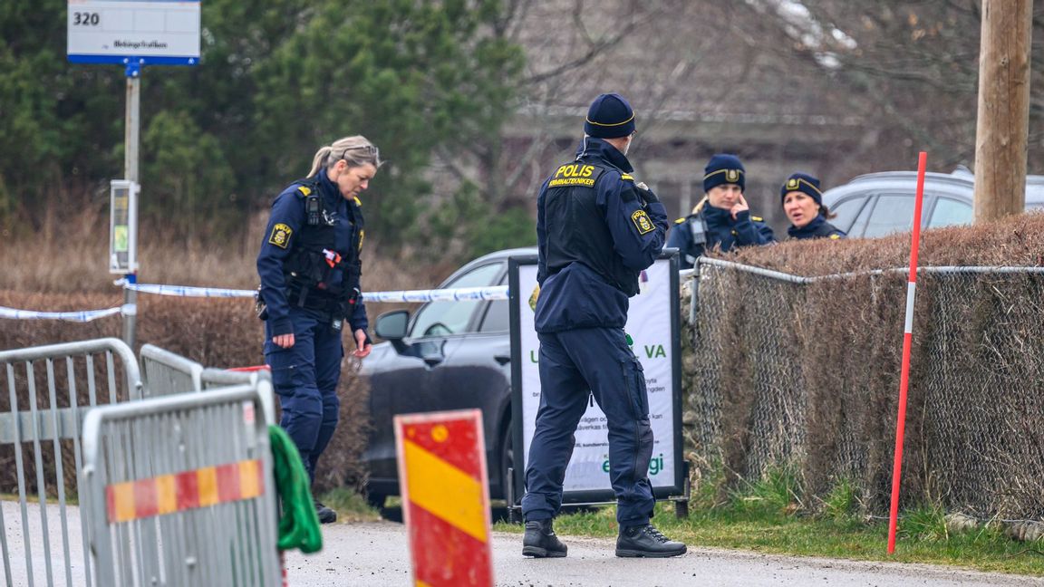 Polis och kriminaltekniker på plats där en skjutning ägde rum på tisdagsmorgonen. Foto: Johan Nilsson/TT