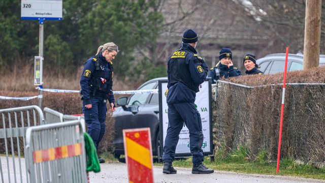 Polis och kriminaltekniker på plats där en skjutning ägde rum på tisdagsmorgonen. Foto: Johan Nilsson/TT